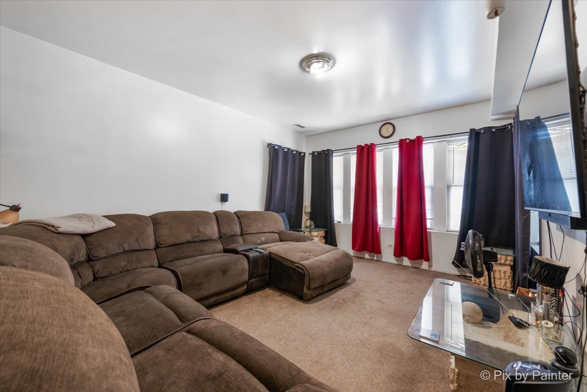 7030 S Artesian Avenue Property Photo 8