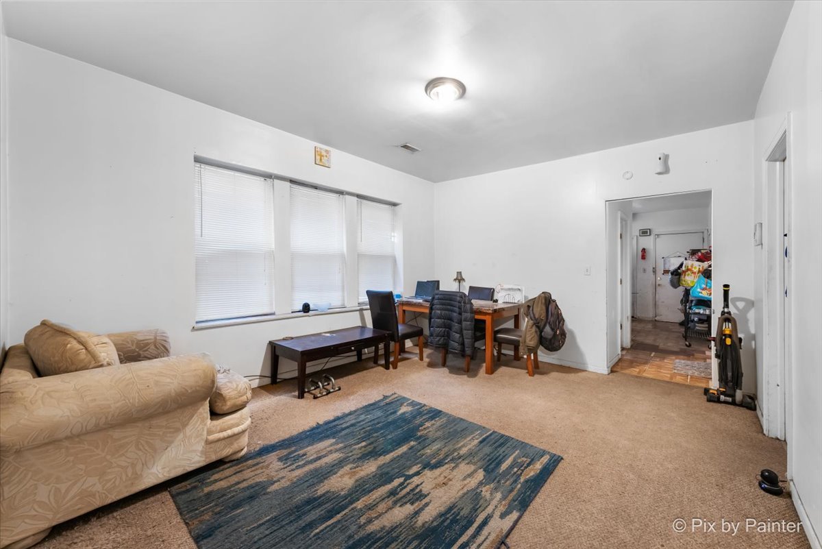 7030 S Artesian Avenue Property Photo 9