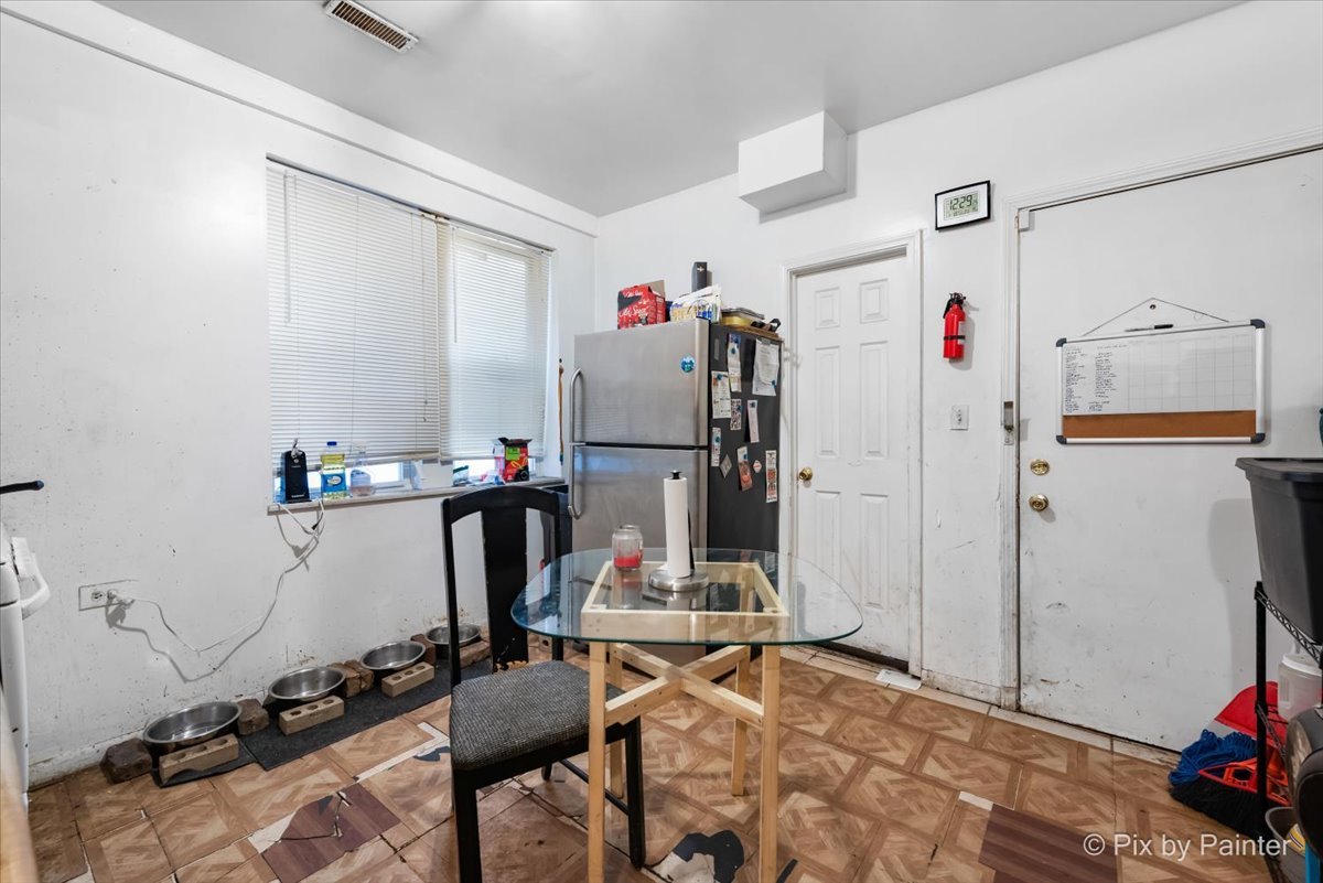 7030 S Artesian Avenue Property Photo 11
