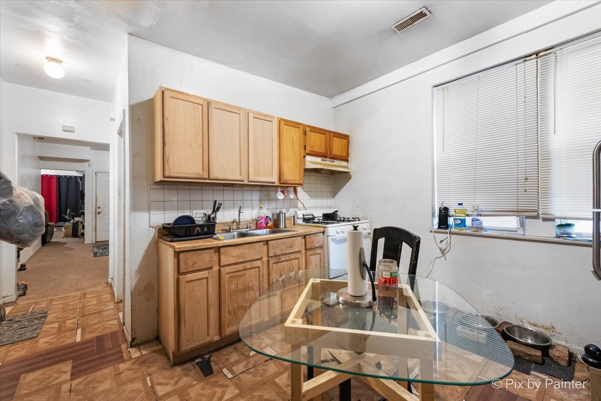 7030 S Artesian Avenue Property Photo 12