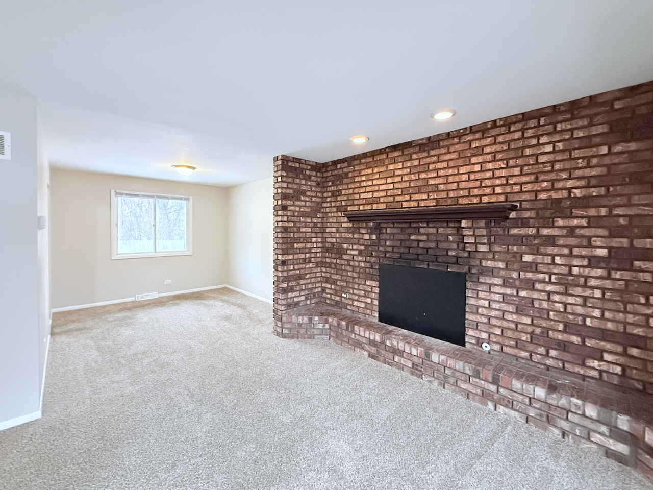 15613 Calumet Drive Property Photo 5