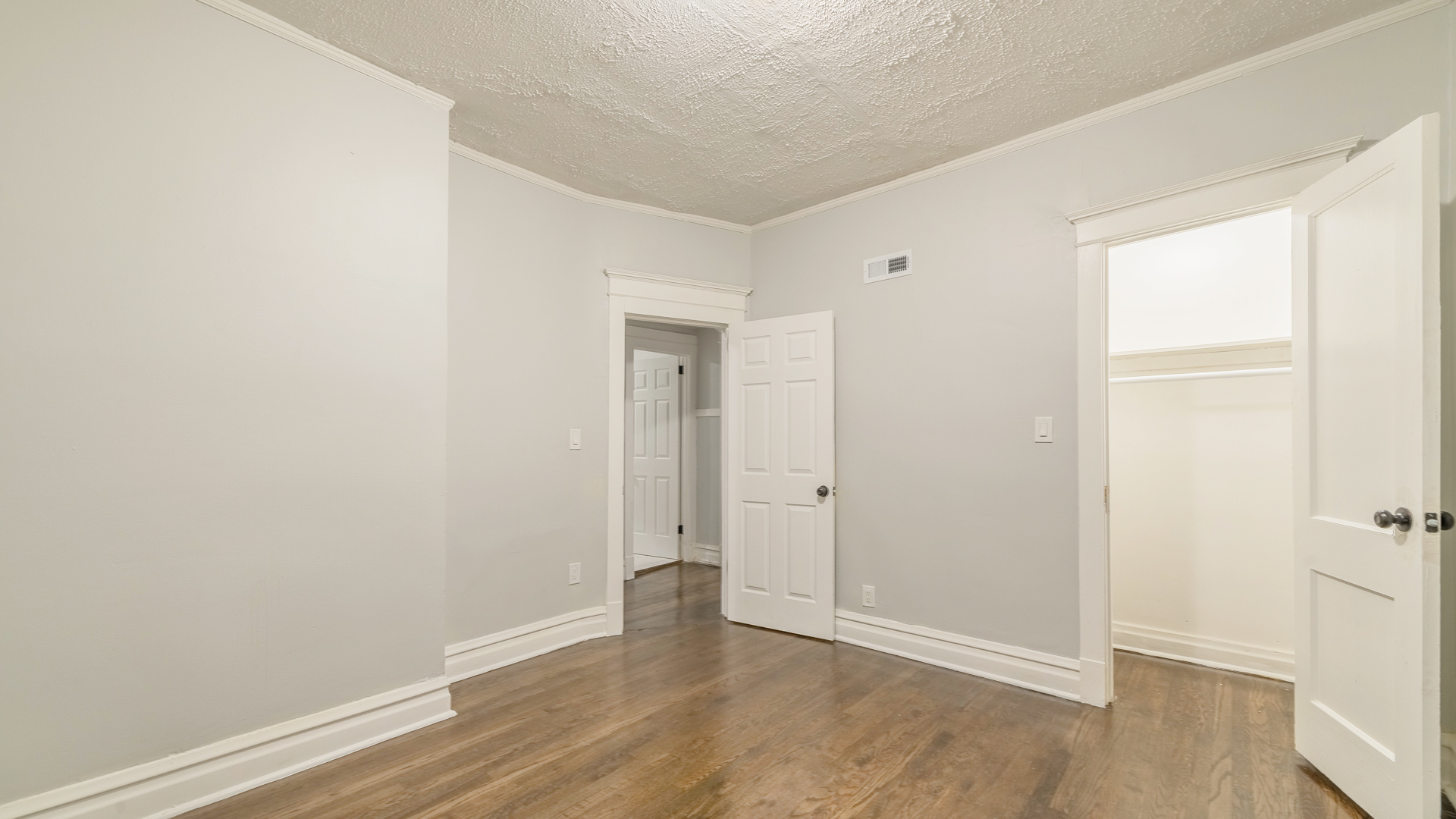 1843 W 54th Street Property Photo 7