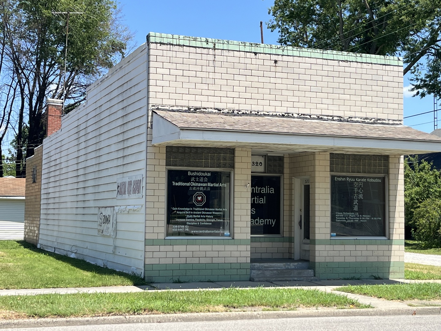 320 W BROADWAY Avenue Property Photo 1