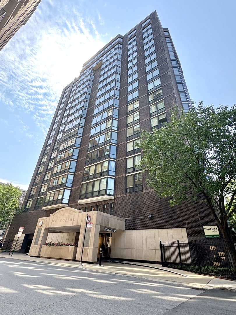 21 W Goethe Street 2A