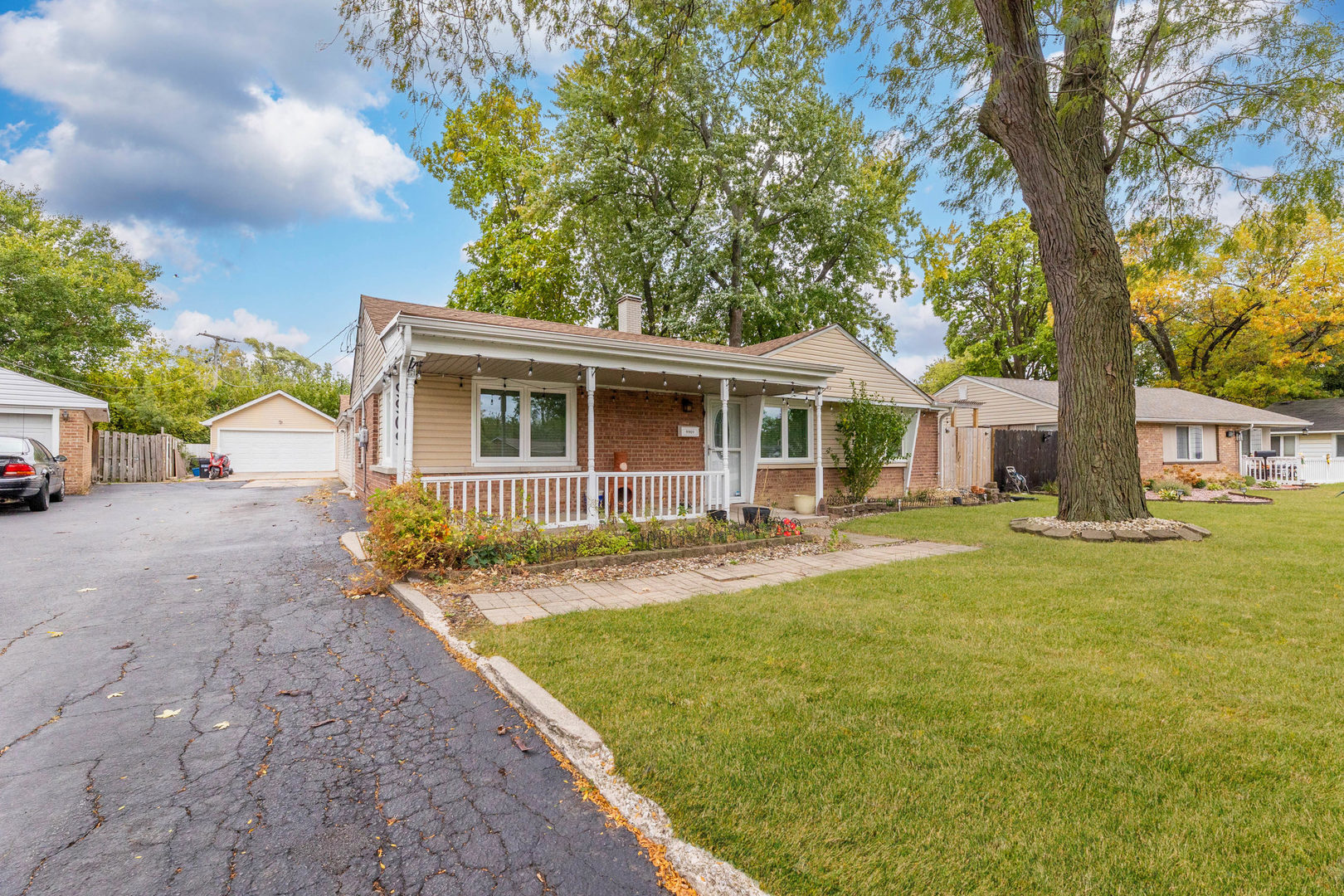9909 Elm Circle Drive Property Photo 1