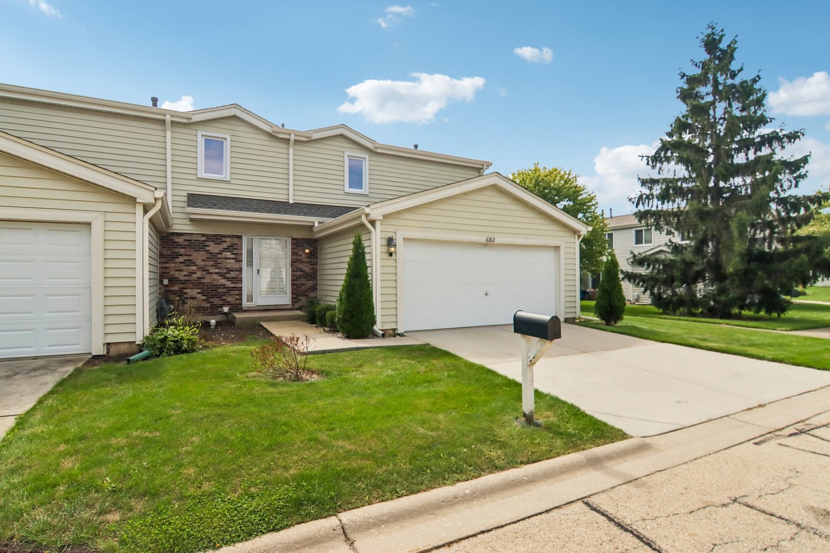 682 Claridge Circle Property Photo 1