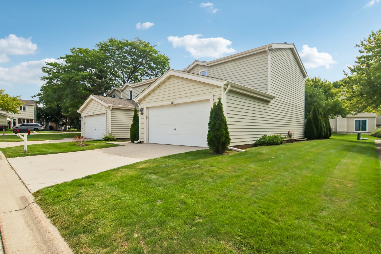682 Claridge Circle Property Photo 3