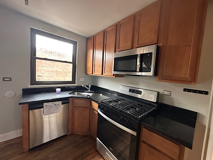 7334 N Winchester Avenue 2e Property Photo 4