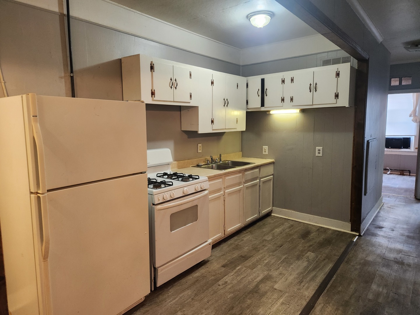 8 E Railroad Street Property Photo 4