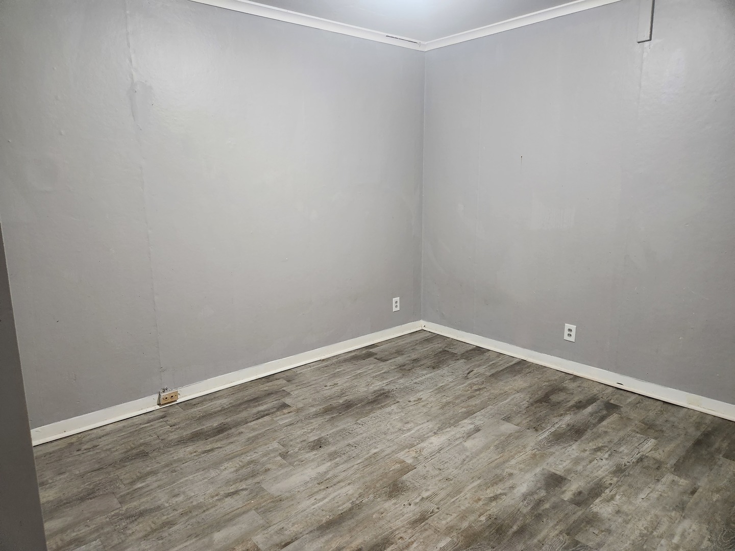 8 E Railroad Street Property Photo 5