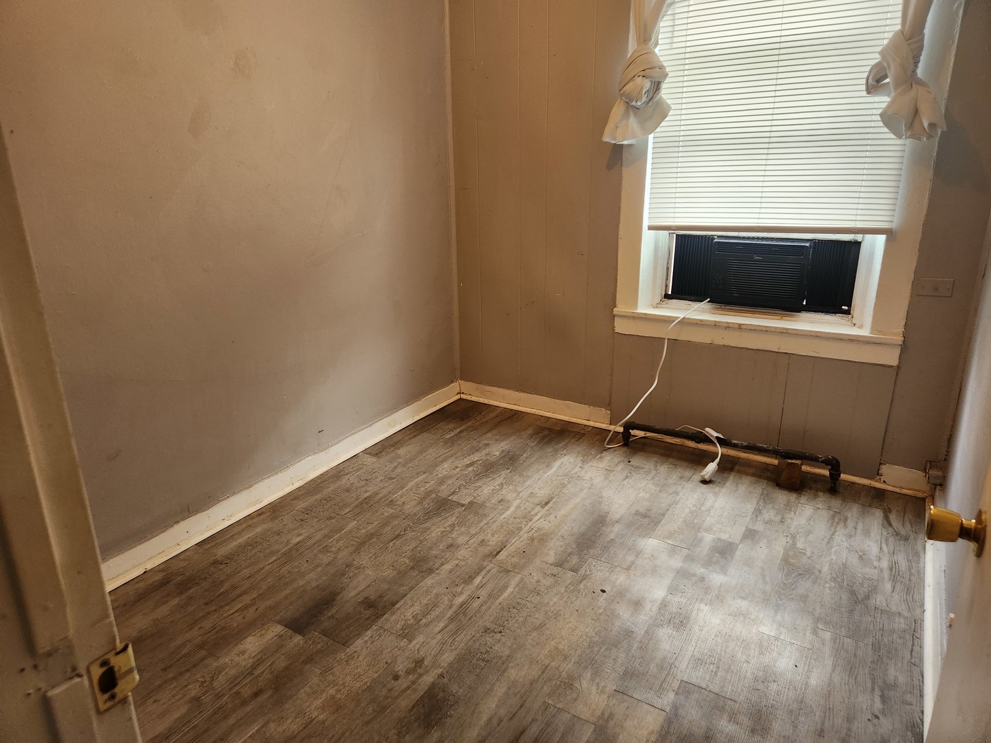 8 E Railroad Street Property Photo 7