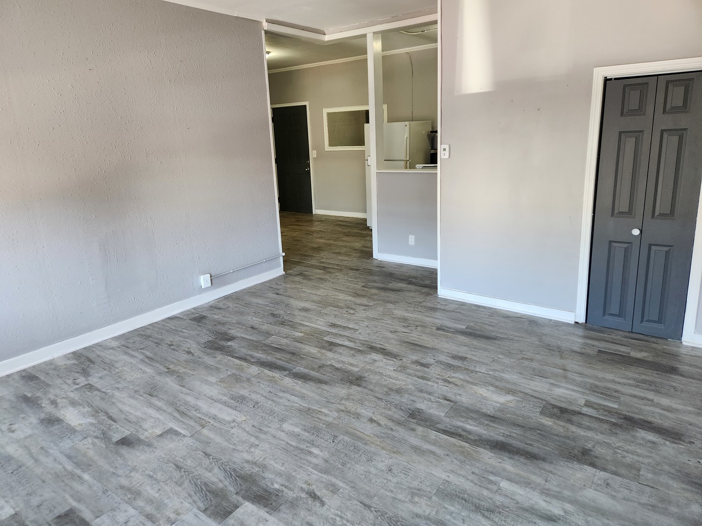 8 E Railroad Street Property Photo 12