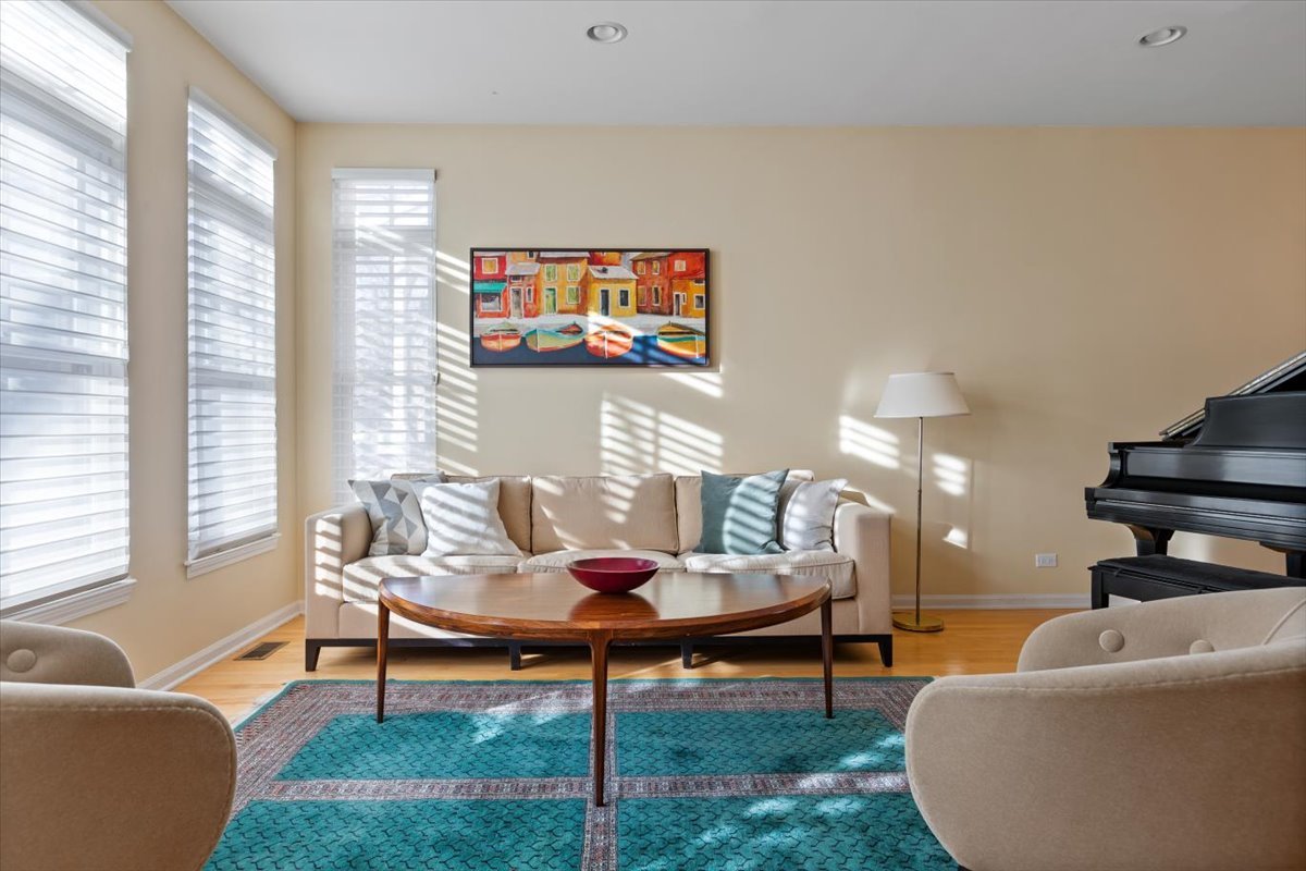 332 W Goethe Street Property Photo 2