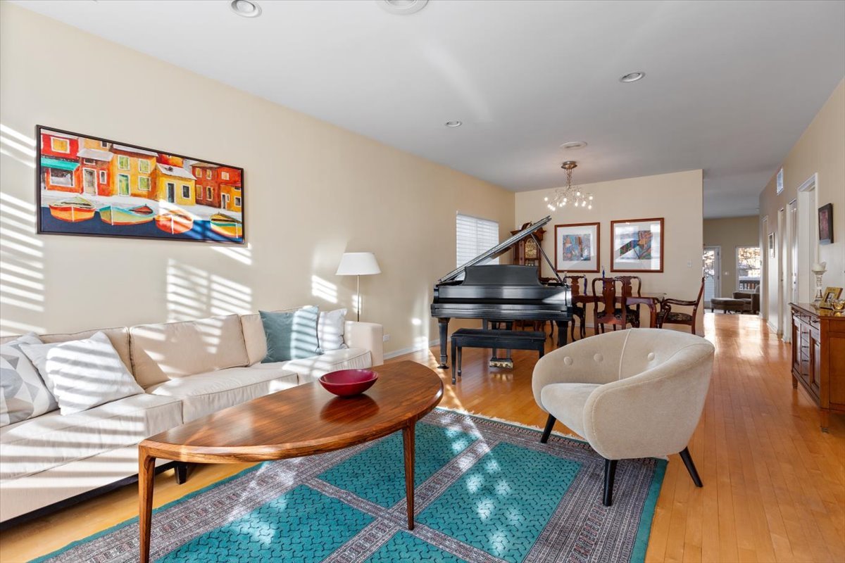 332 W Goethe Street Property Photo 3