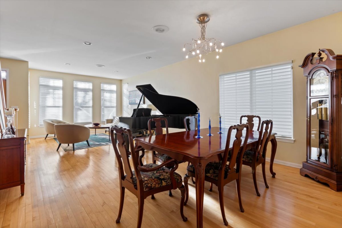 332 W Goethe Street Property Photo 4