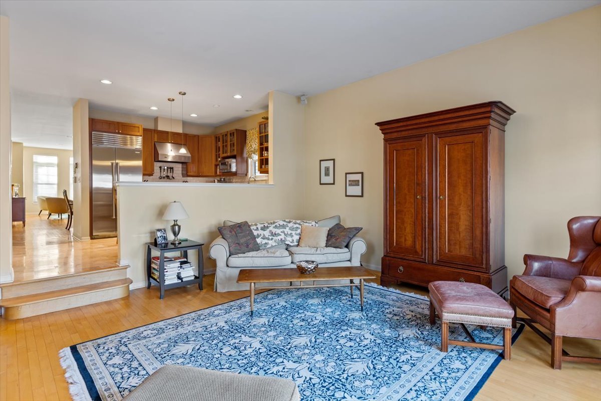 332 W Goethe Street Property Photo 8