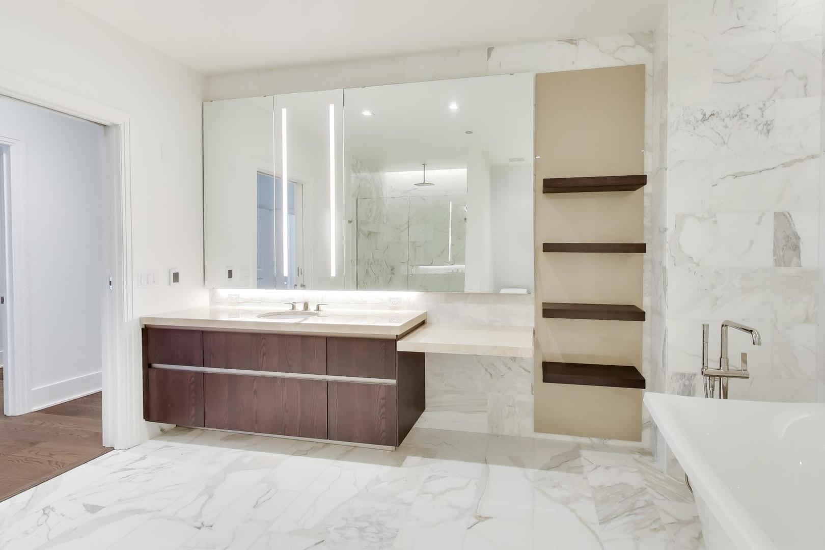 363 E Wacker Drive 5506 Property Photo 17