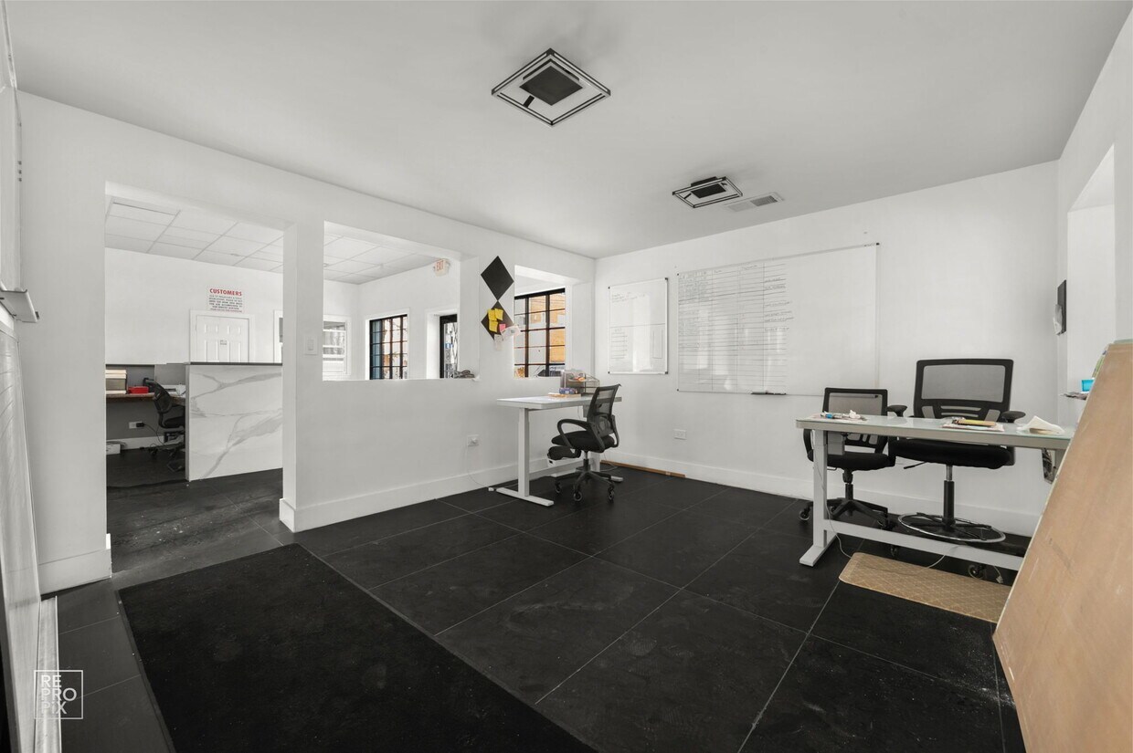 1123 W Catalpa Avenue Property Photo 6