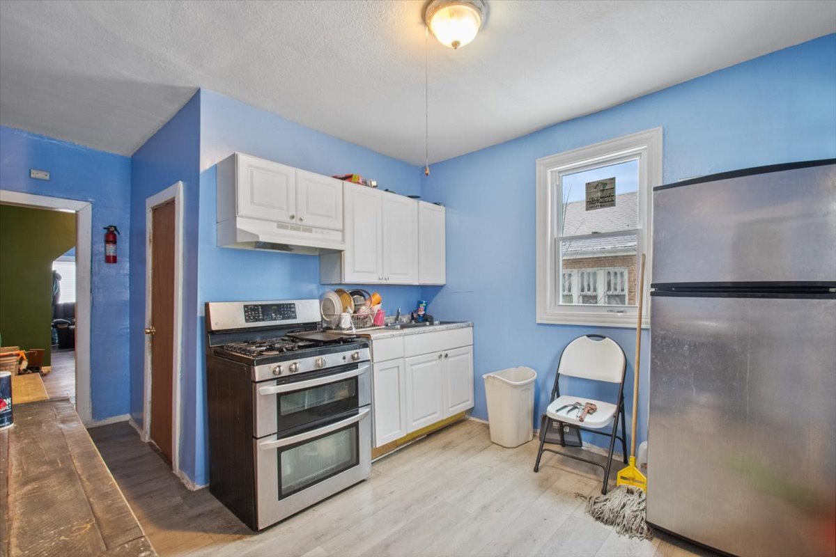 6027 S Loomis Boulevard Property Photo 4