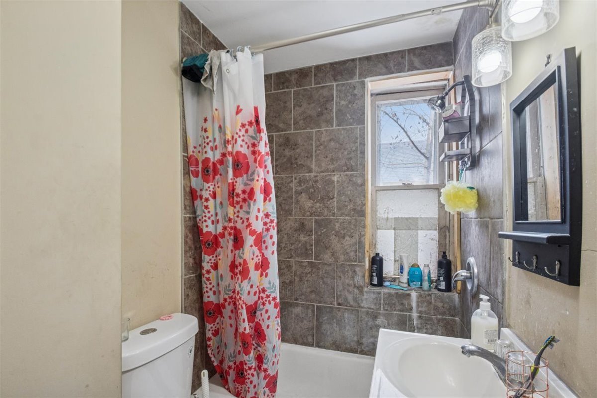6027 S Loomis Boulevard Property Photo 5