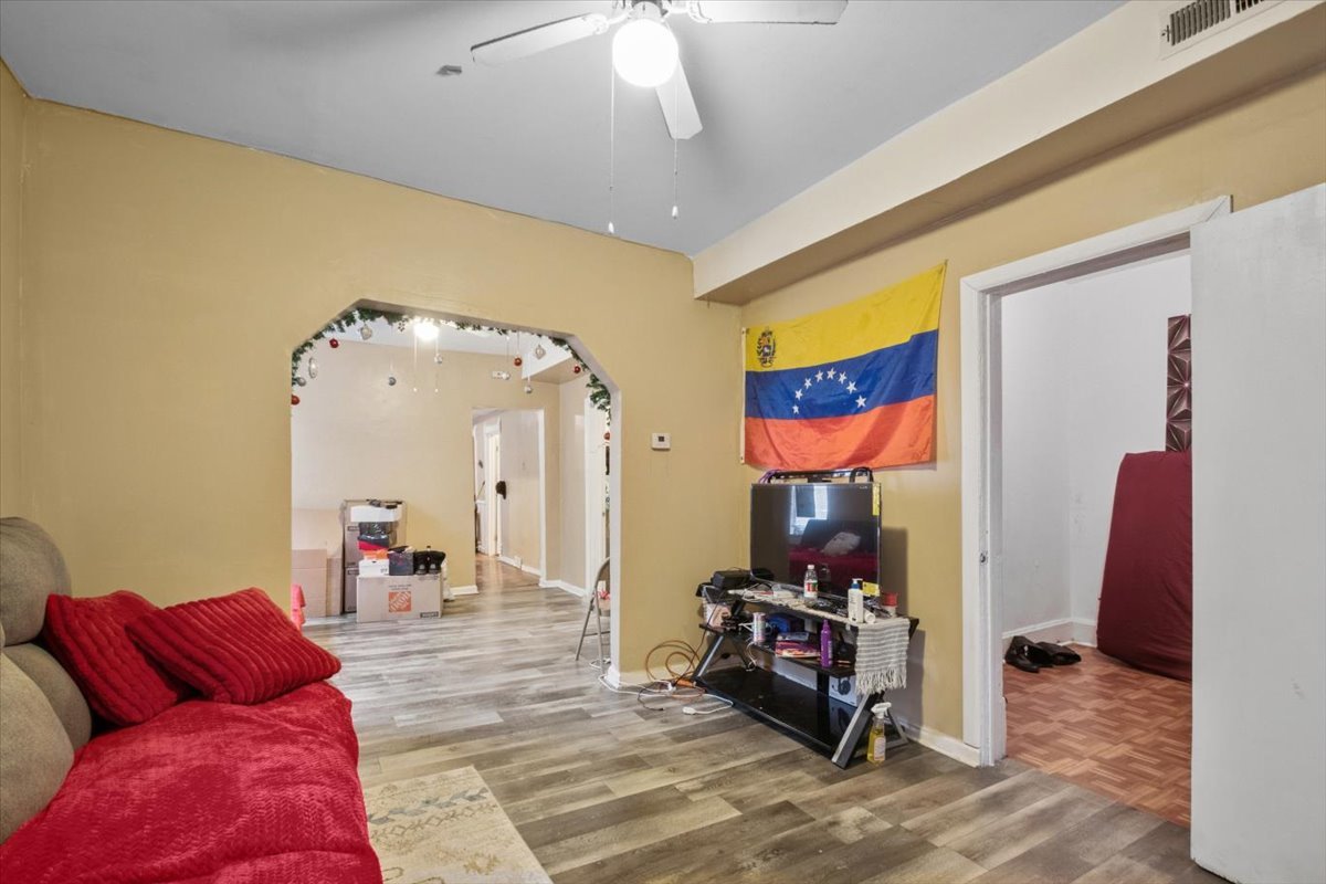 6027 S Loomis Boulevard Property Photo 8