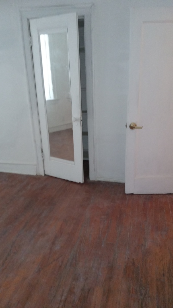 2334 E 68th Street B Property Photo 4
