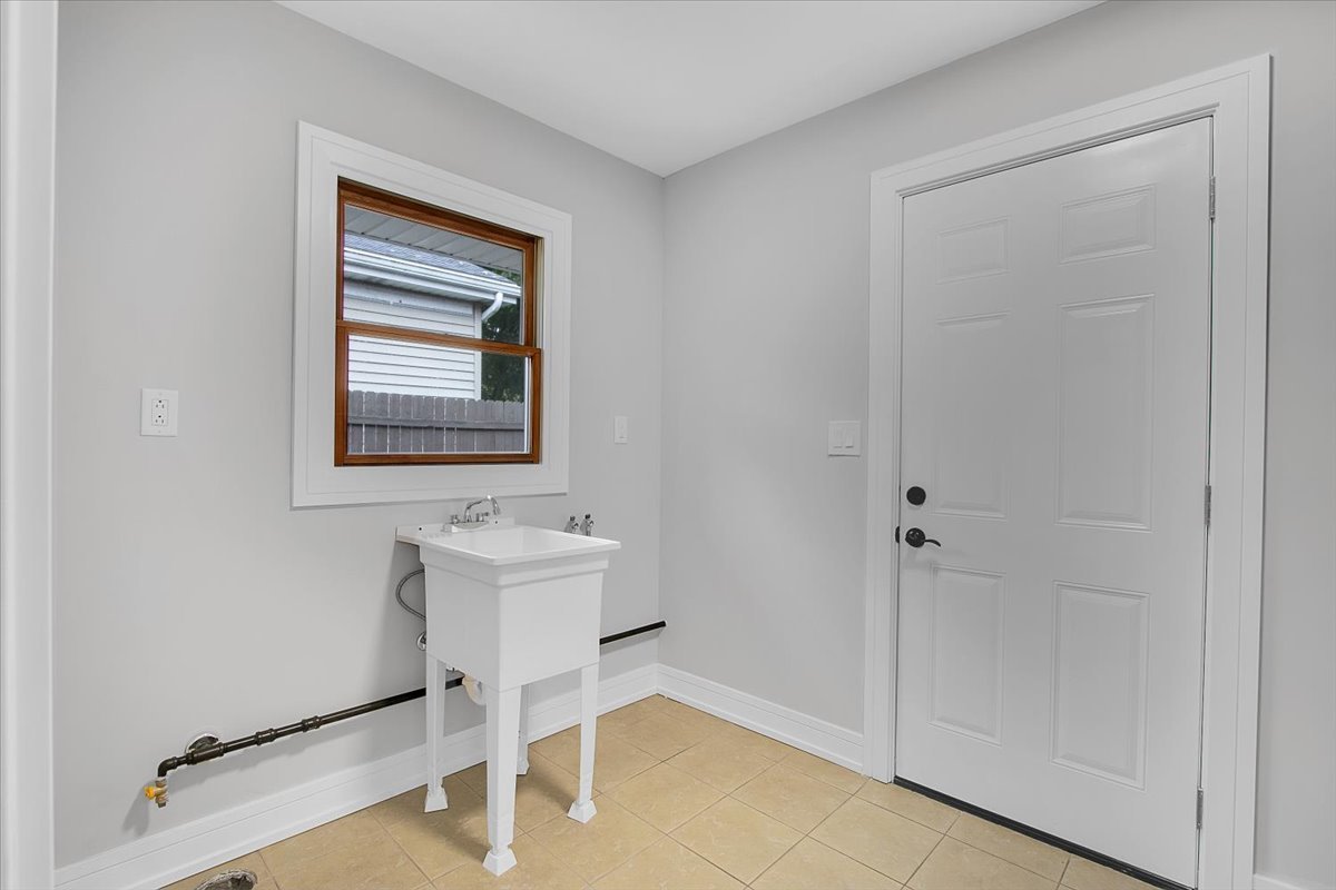 11550 Francis Road Property Photo 10