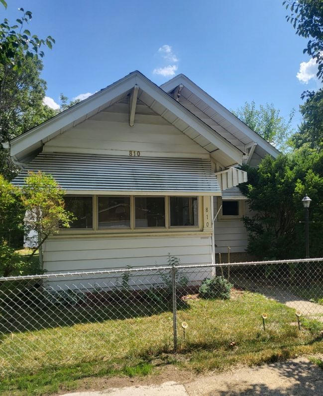 810 CAMLIN Avenue Property Photo 1