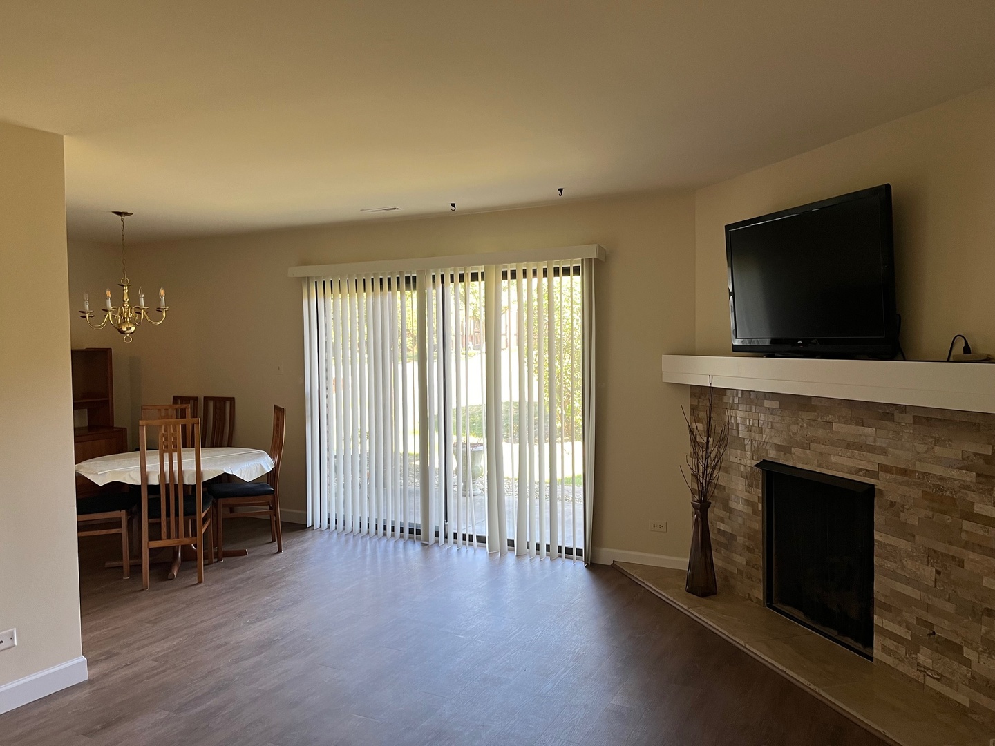 1607 Thames Court D Property Photo 3