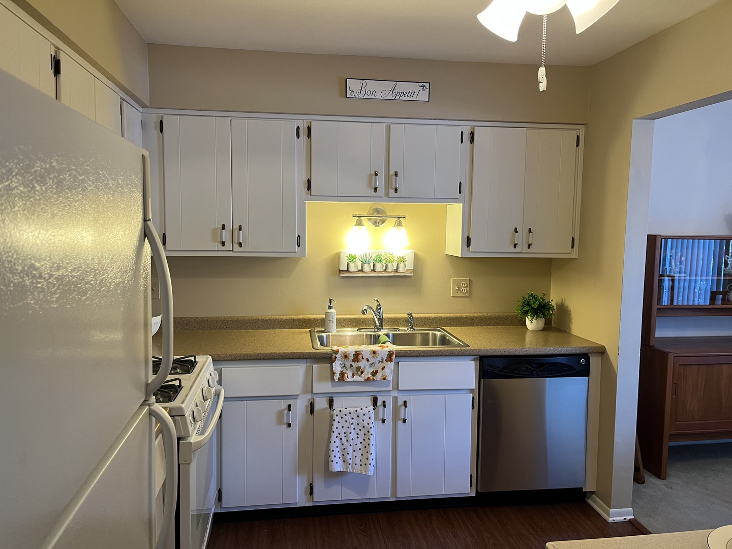 1607 Thames Court D Property Photo 5