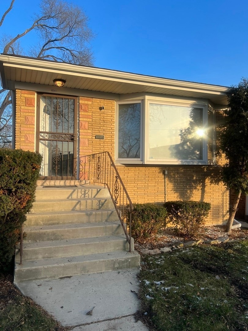 9241 S Emerald Avenue Property Photo 2