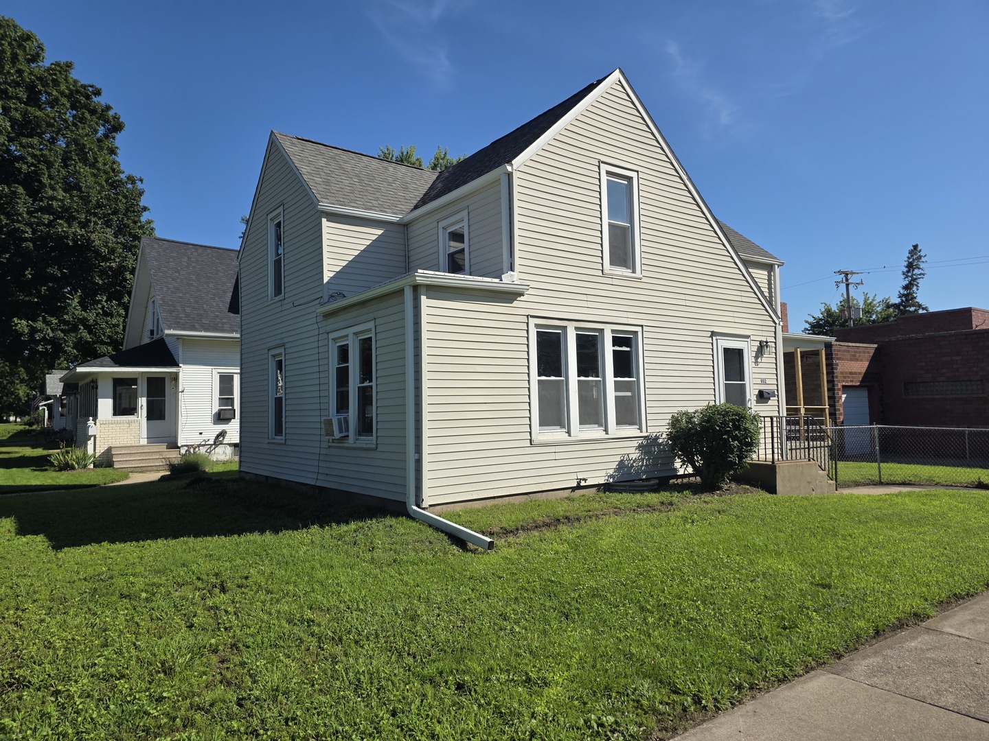 802 E 5th Street Property Photo 1