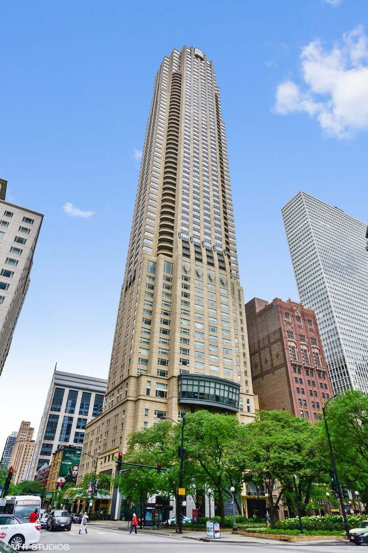 800 N Michigan Avenue Ph67 Property Photo 1