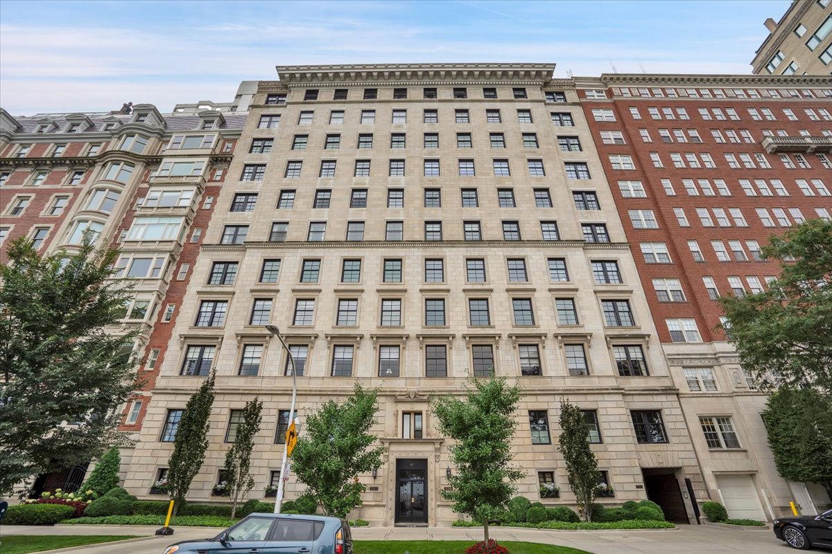 229 E Lake Shore Drive 10e Property Photo 1