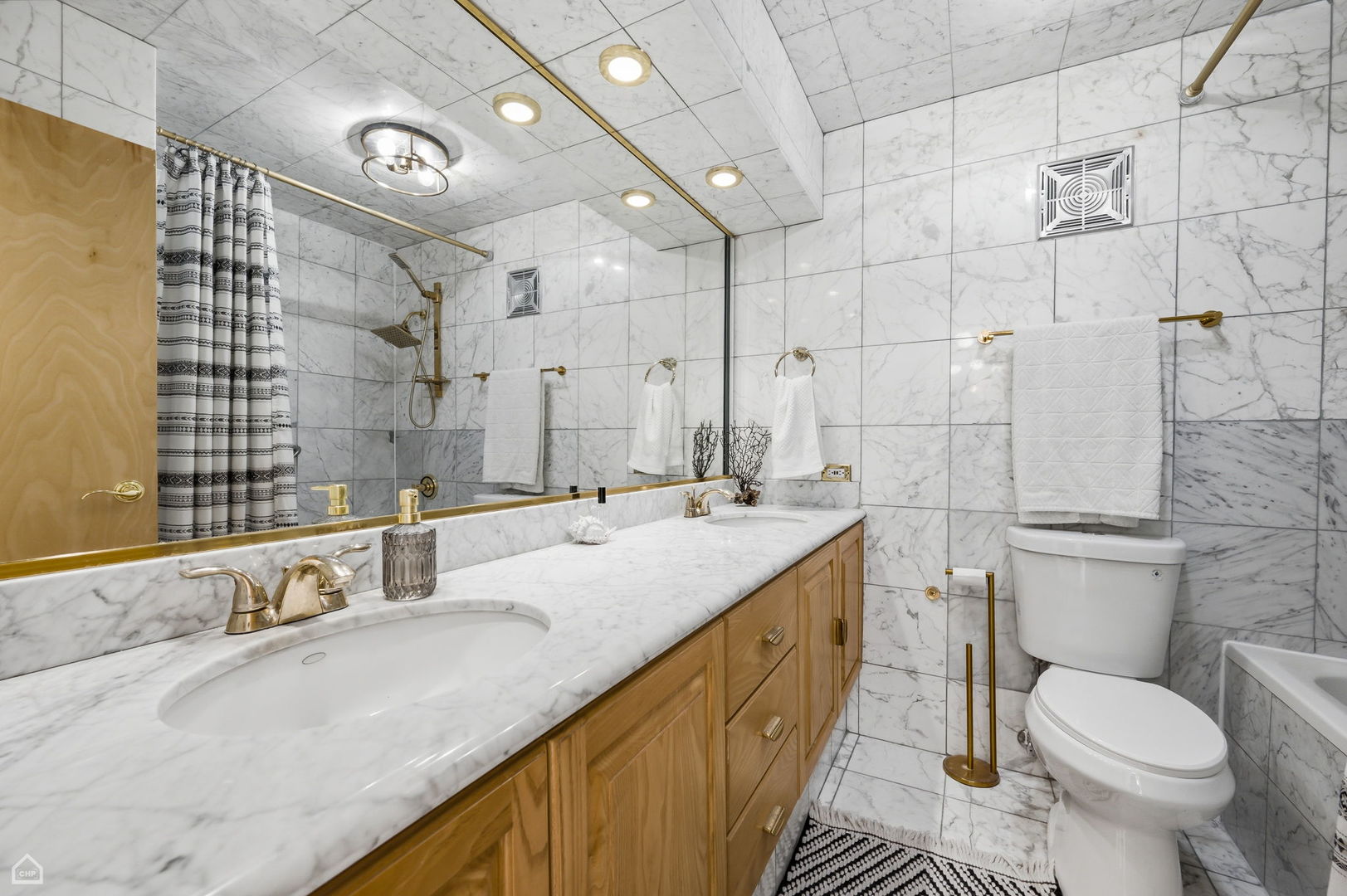 111 E Chestnut Street 21f Property Photo 10