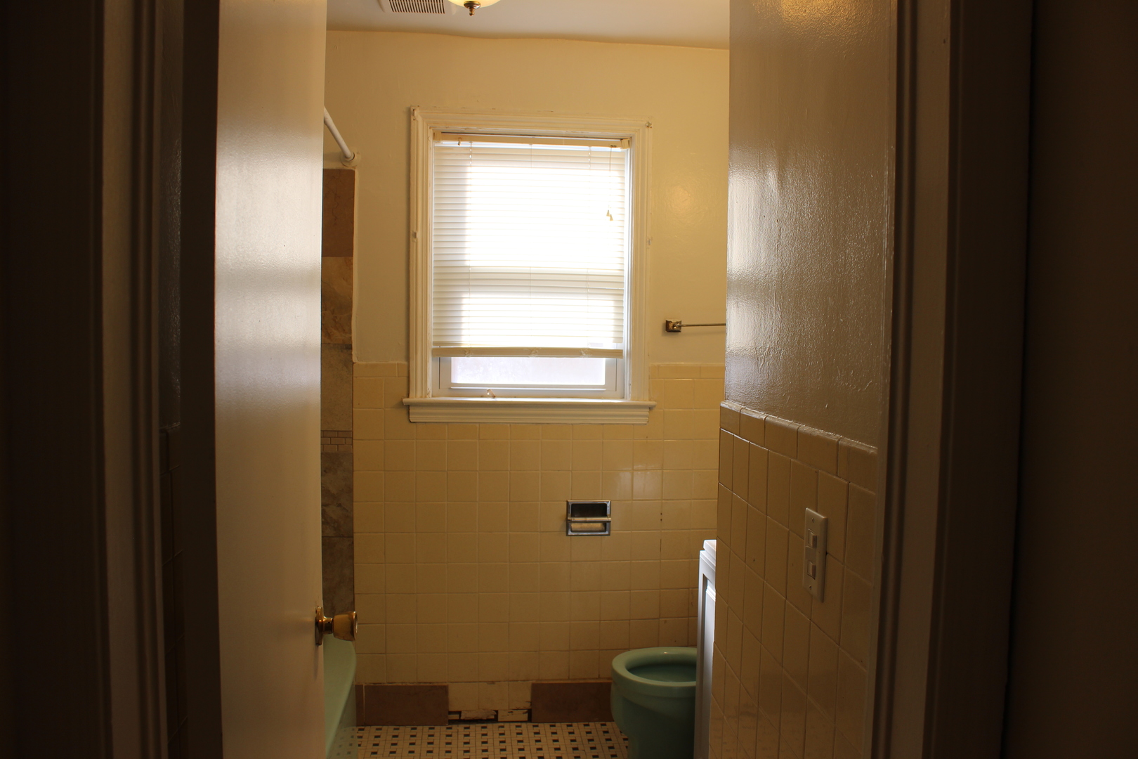 9119 La Crosse Avenue 2b Property Photo 6