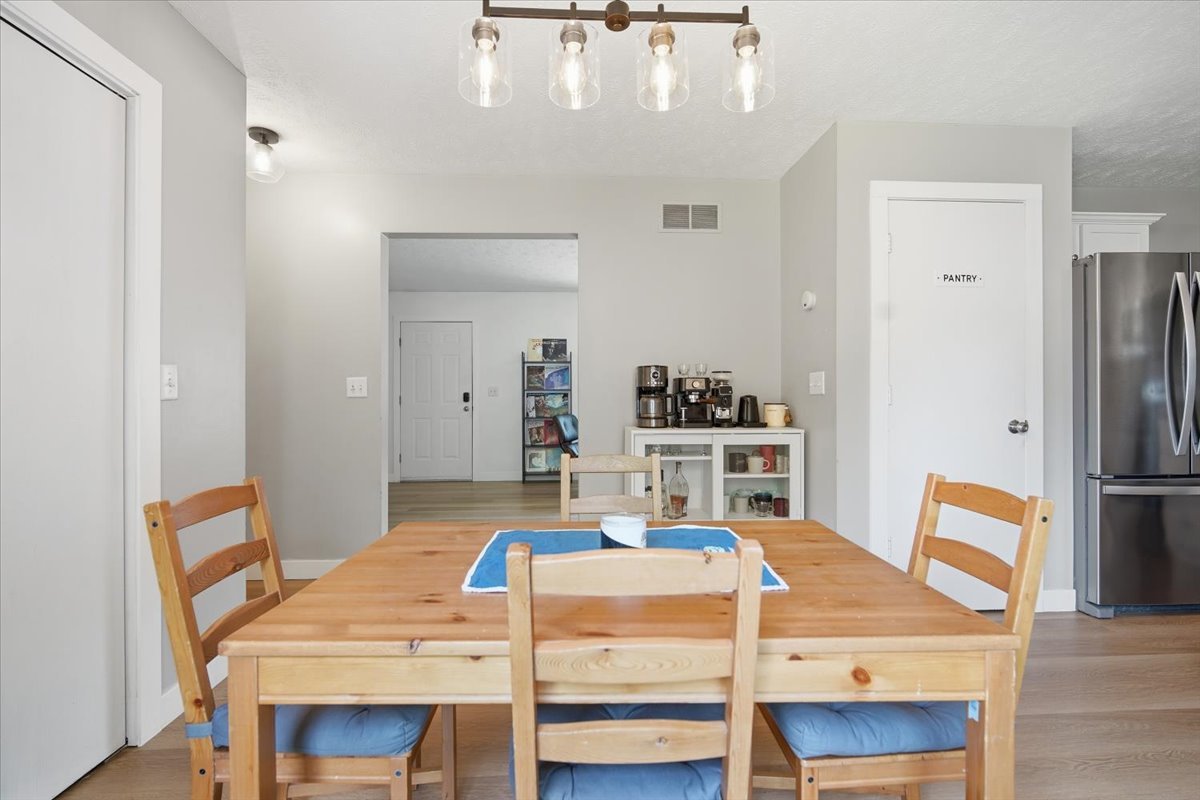 206 E Irving Street Property Photo 8