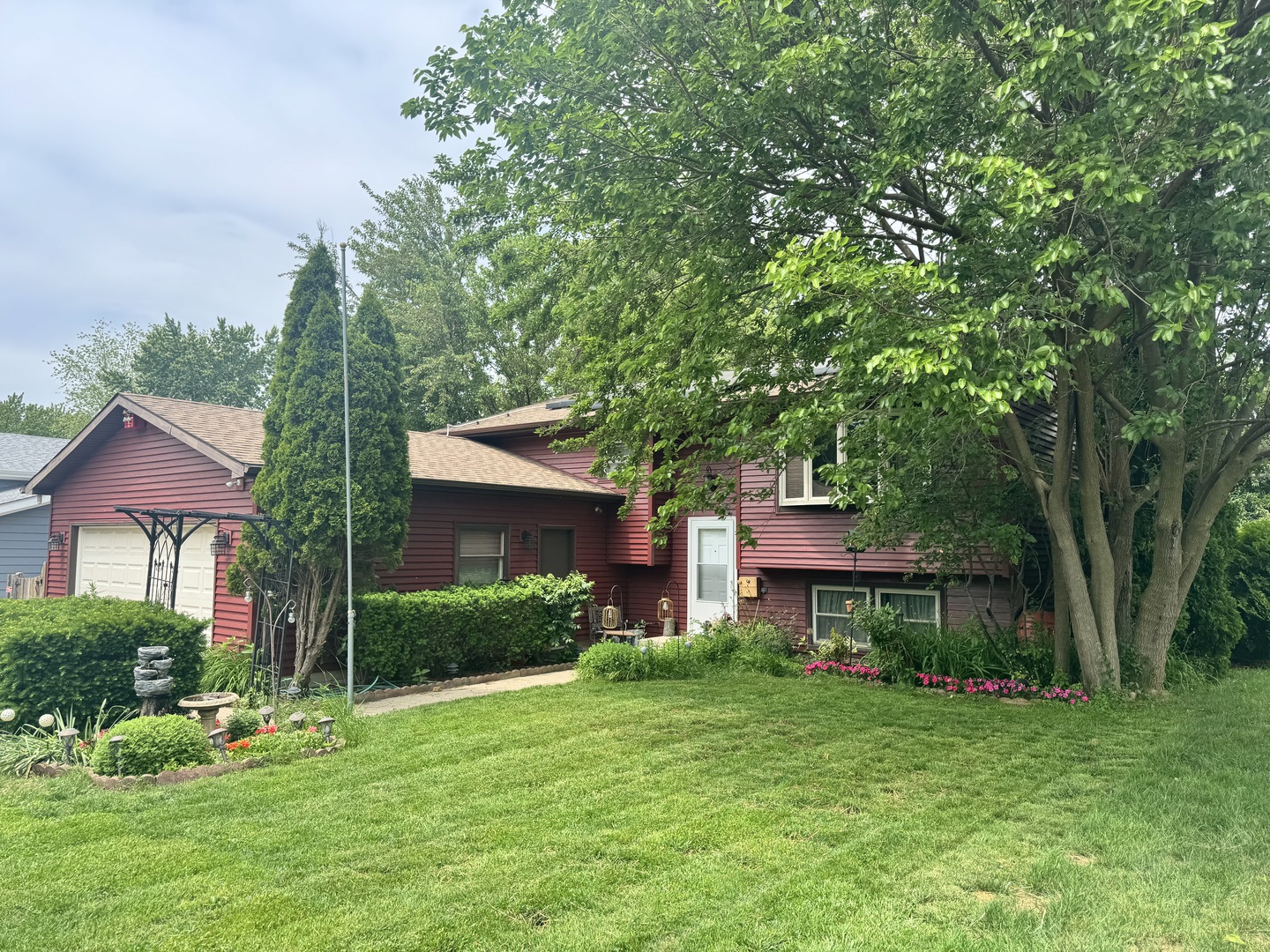 114 W Hawthorne Boulevard Property Photo 3
