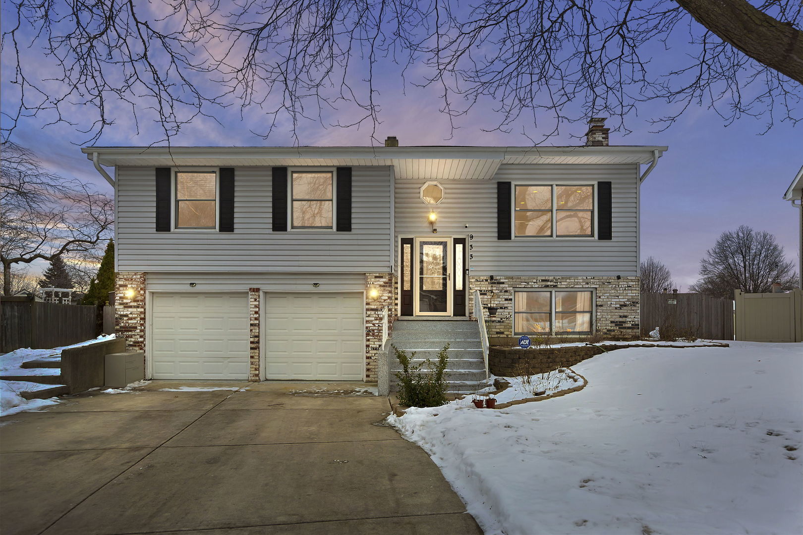 933 Columbia Court Property Photo 1