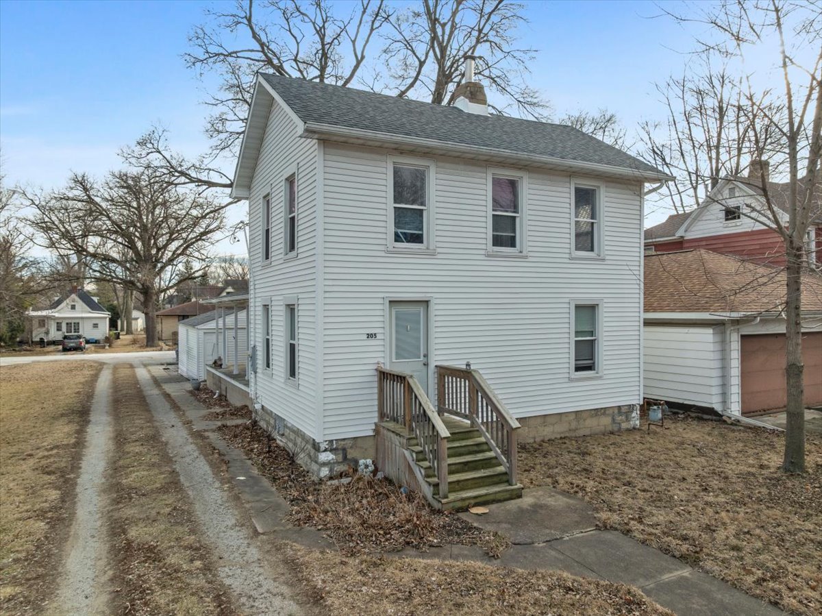 205 E Oak Street Property Photo 1