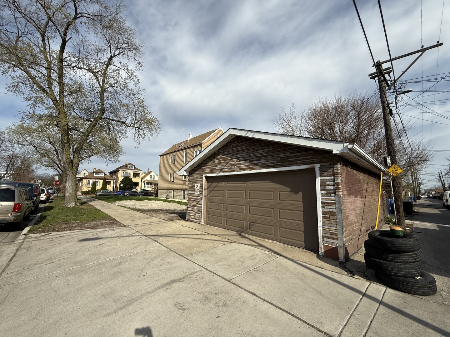 4557 S Francisco Avenue Property Photo 4