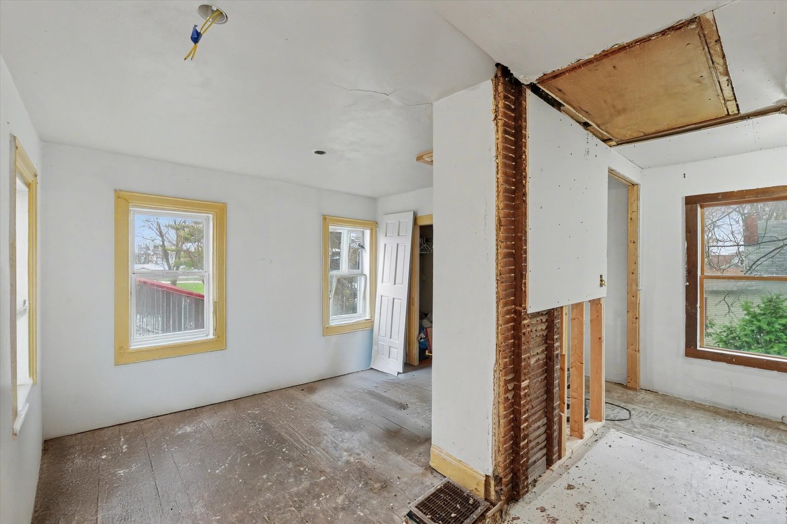 225 E Pine Street Property Photo 16