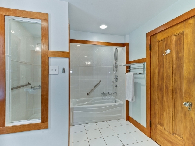 1201 E 56th Street Property Photo 16