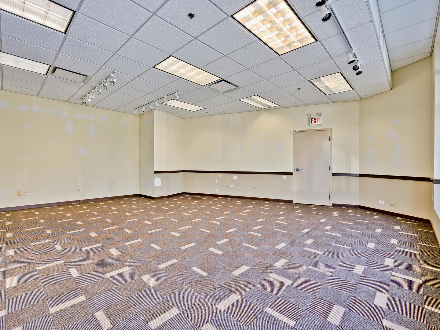 5582 N Lincoln Avenue C2 Property Photo 5