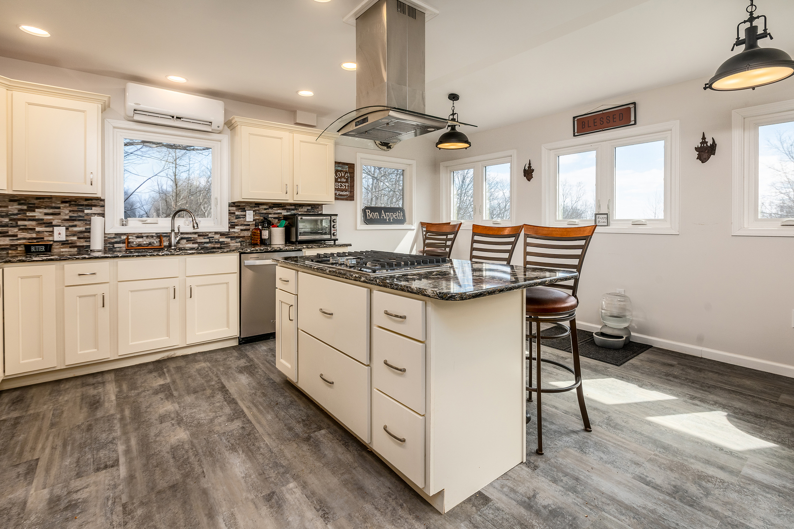 1425 Skyline Drive Property Photo 9