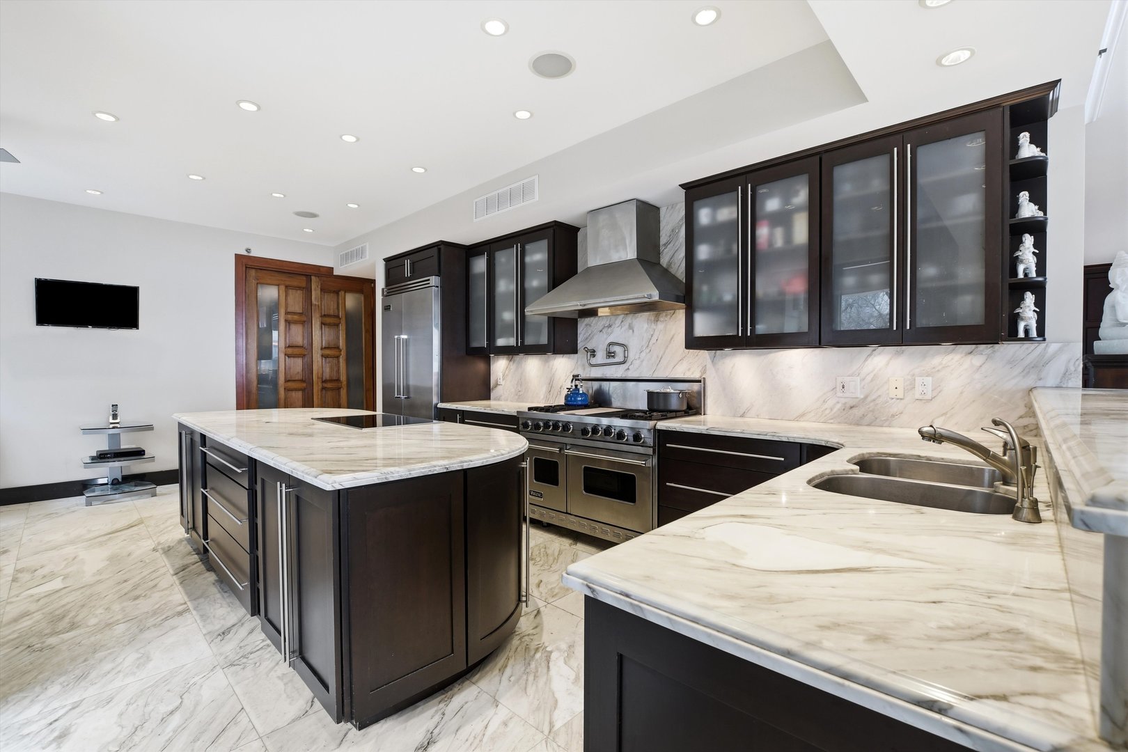 840 N Lake Shore Drive 201 Property Photo 6