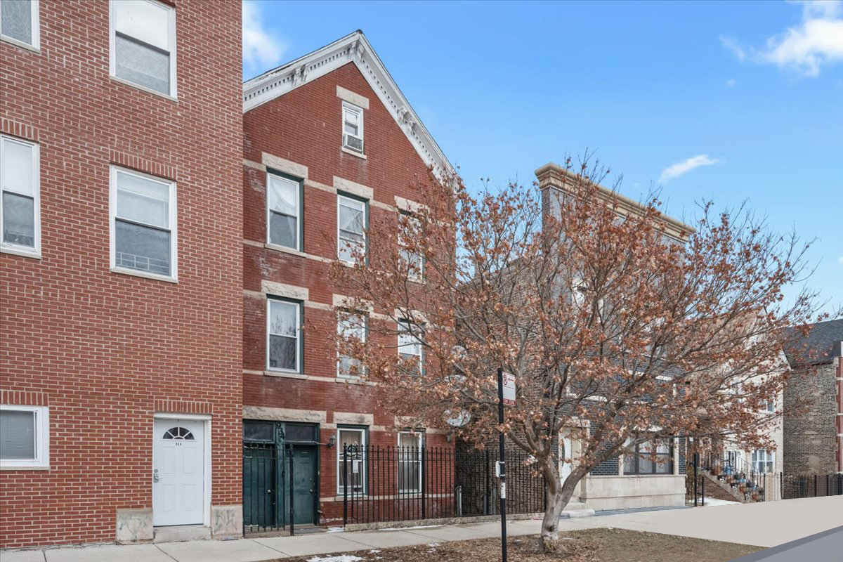 934 W 35th Place