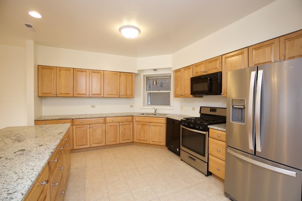 6713 N Sheridan Road 2n Property Photo 3