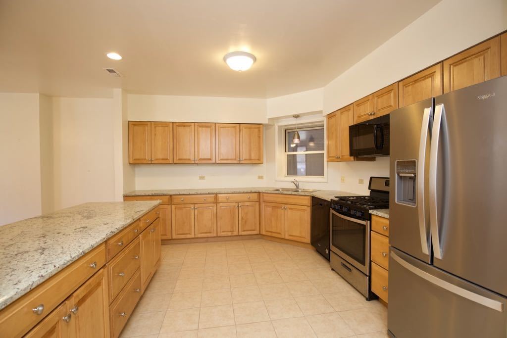 6713 N Sheridan Road 1n Property Photo 2