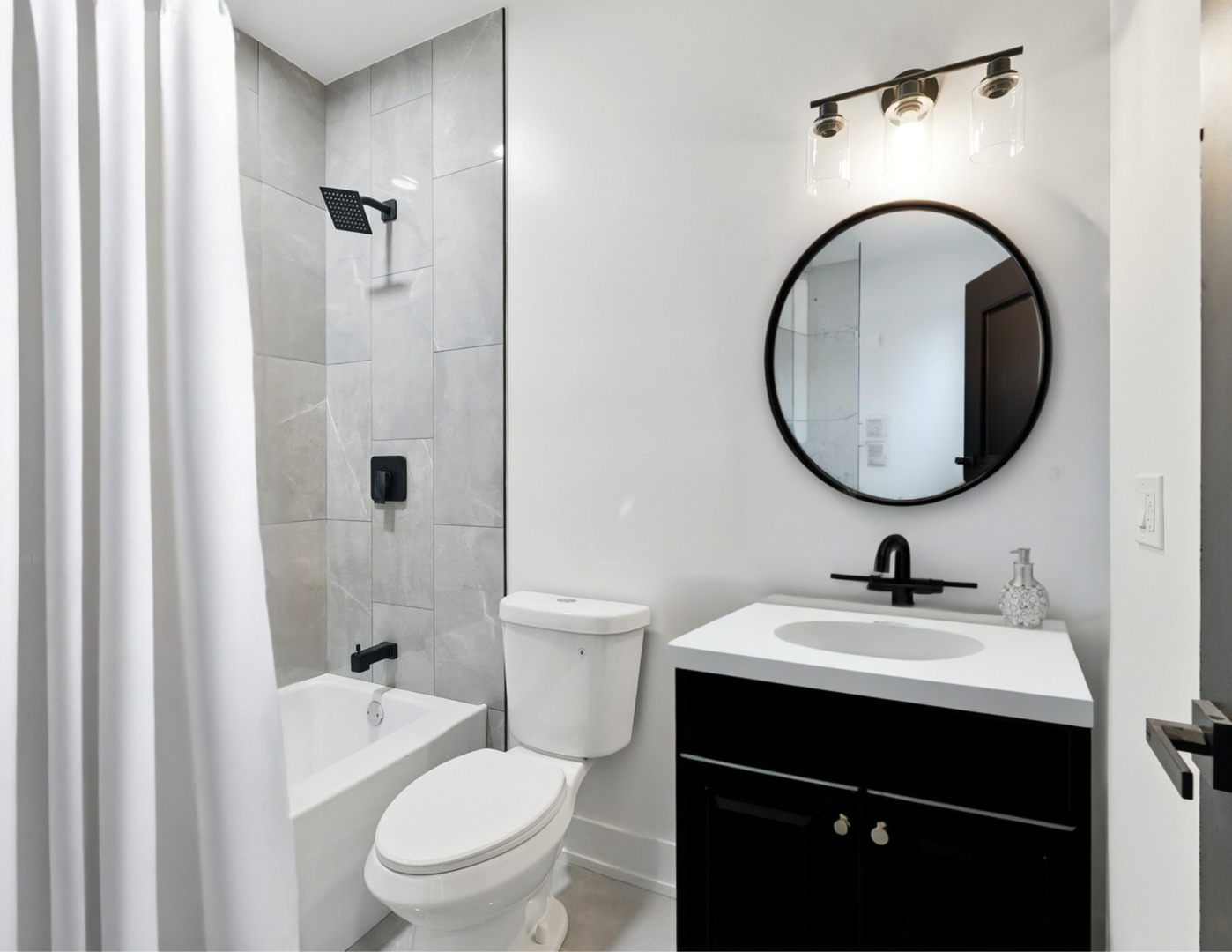6325 S Langley Avenue Property Photo 6
